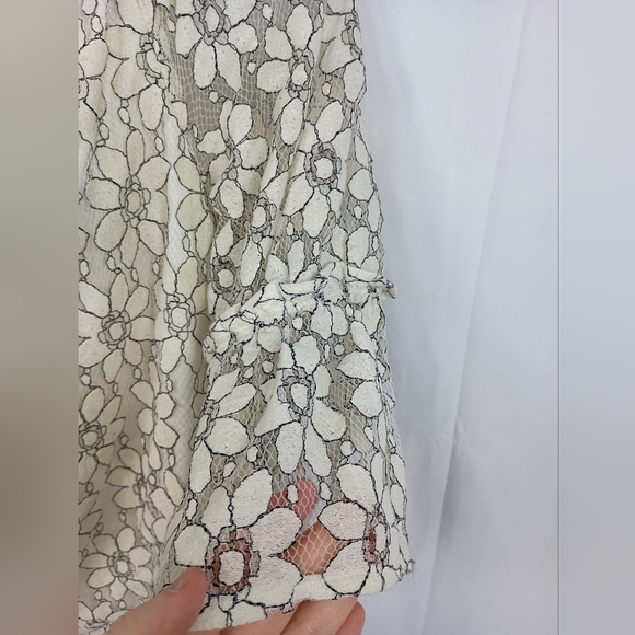 2/$30 Cute White Daisy Lace MAURICES Top(#1,282) - Picture 5 of 10